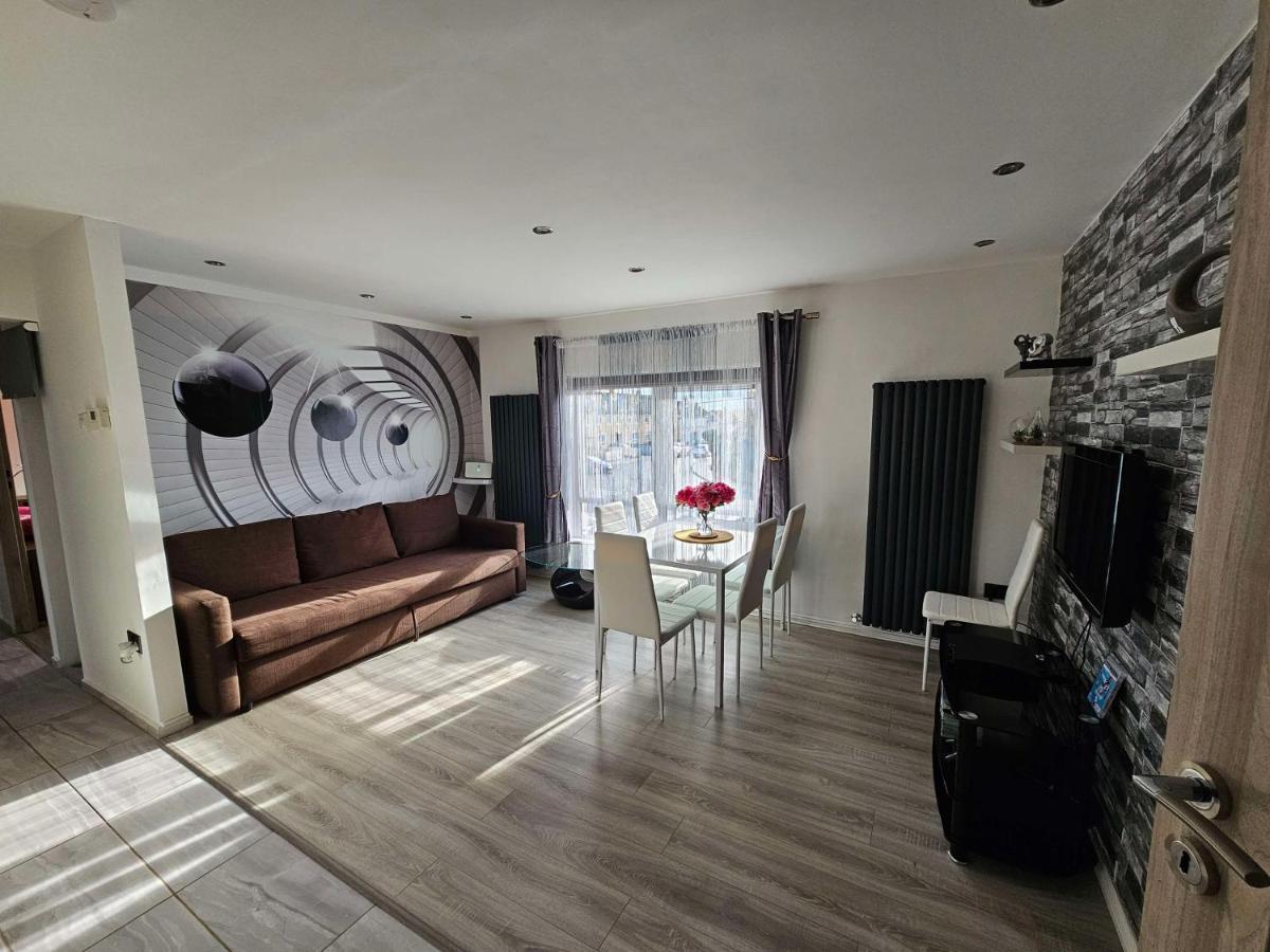 Modern Urban Haven: Stylish Getaway Lägenhet Lisburn Exteriör bild