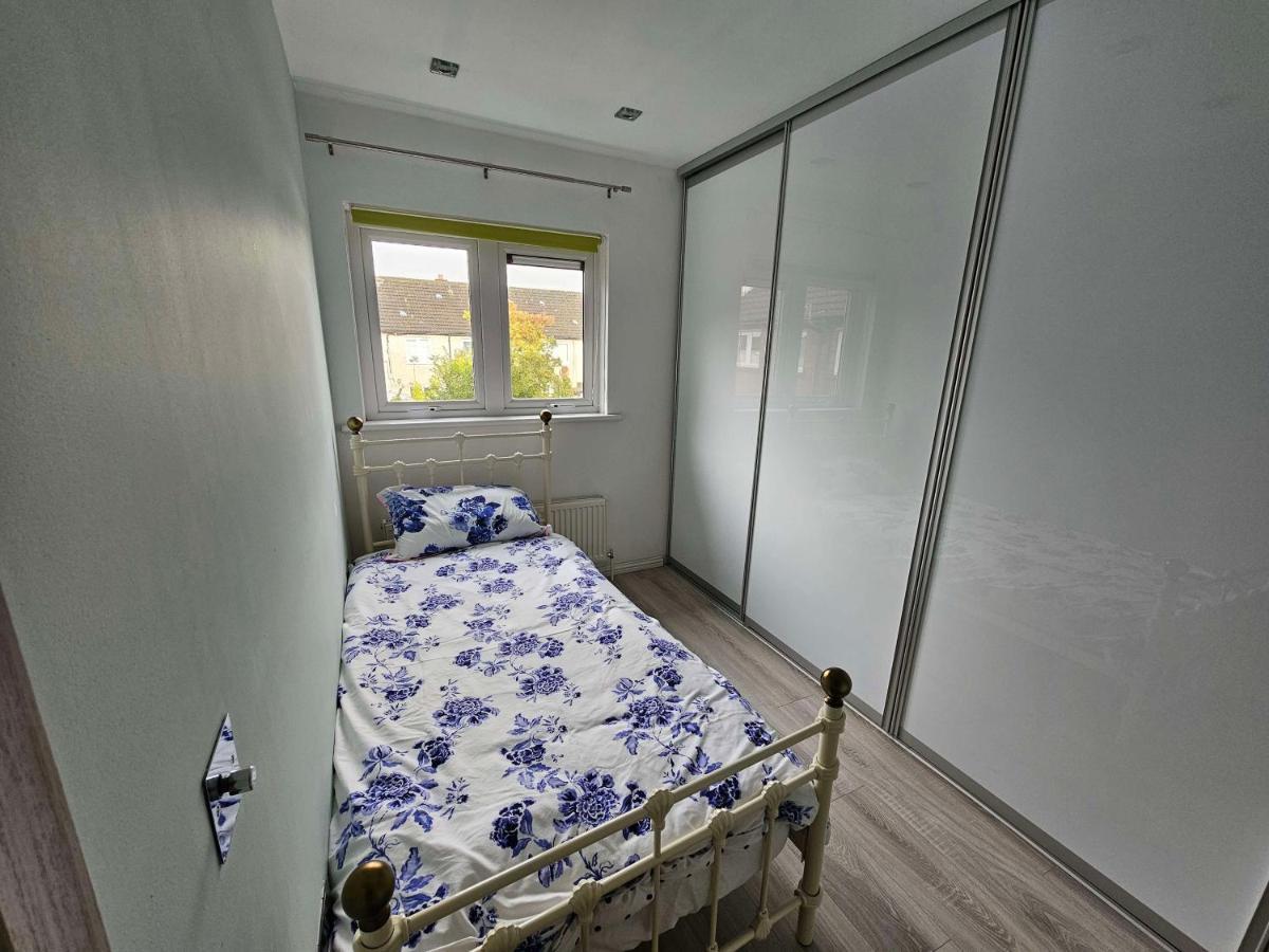 Modern Urban Haven: Stylish Getaway Lägenhet Lisburn Exteriör bild