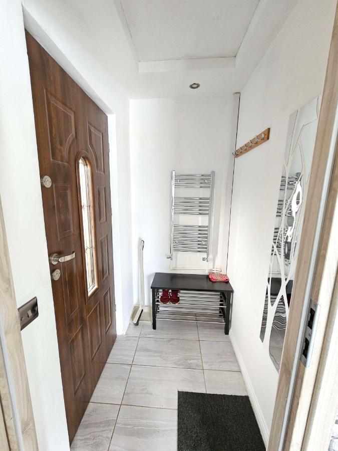 Modern Urban Haven: Stylish Getaway Lägenhet Lisburn Exteriör bild