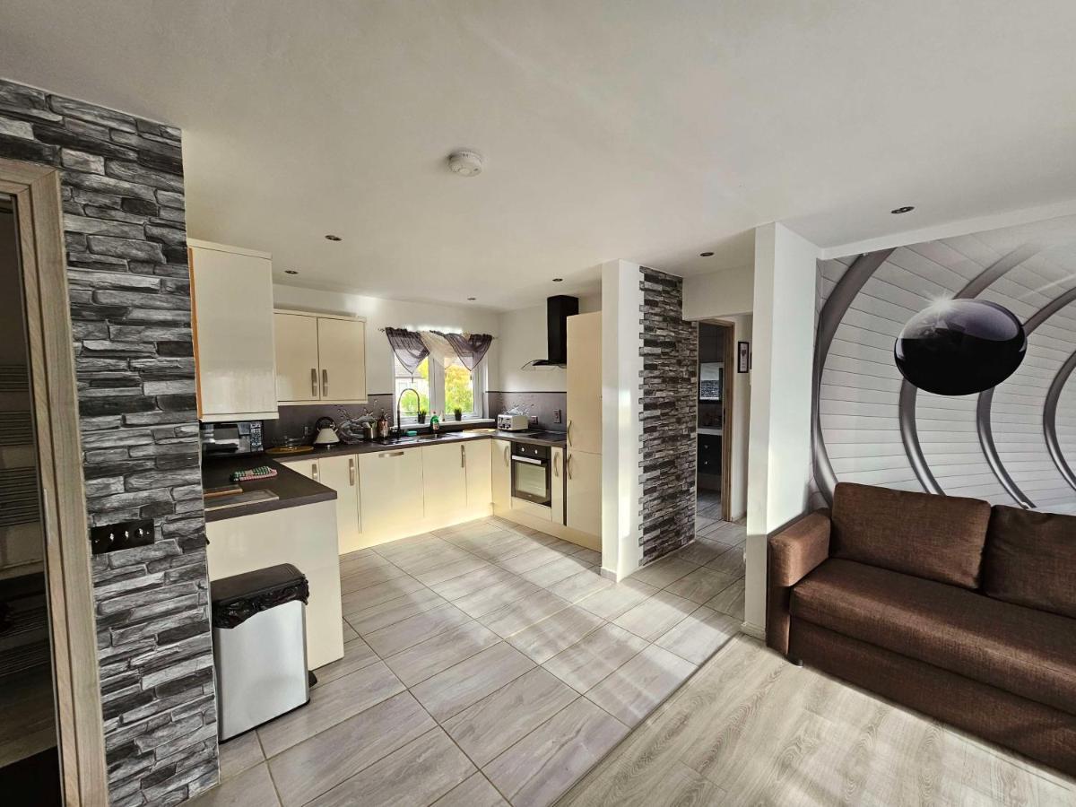 Modern Urban Haven: Stylish Getaway Lägenhet Lisburn Exteriör bild